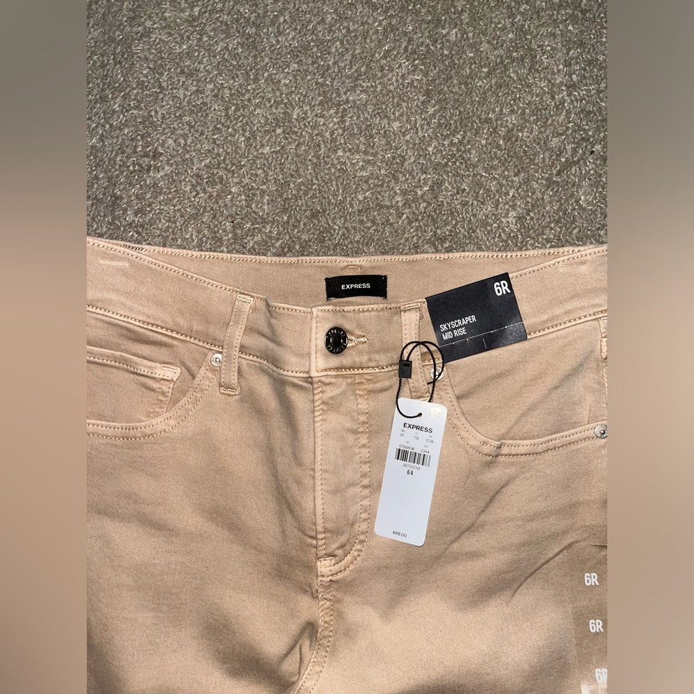 NWT Express Skyscraper Mid Rise Women Jeans
Tan
